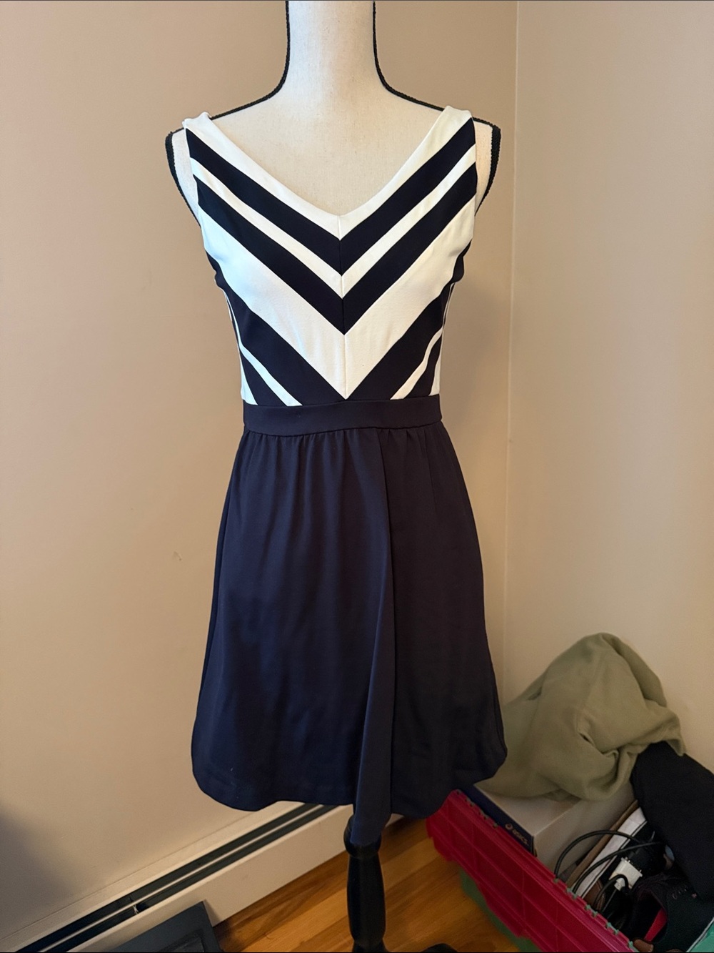 Black and White Chevron V-Neck Sleeveless Dress